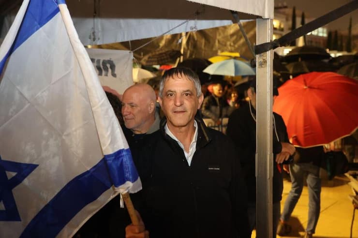 אבי חימי בהפגנה נגד המהפכה המשפטית בתל אביב