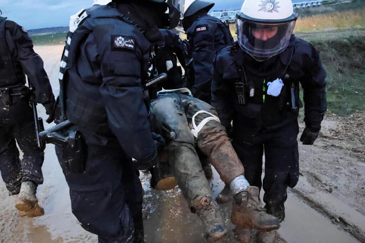 גרמניה פעילי סביבה אקלים מפגינים בכפר לוצראט עימותים עם משטרה