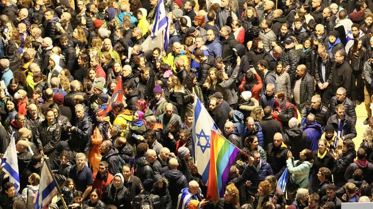 מפגינים בכיכר הבימה בתל אביב 