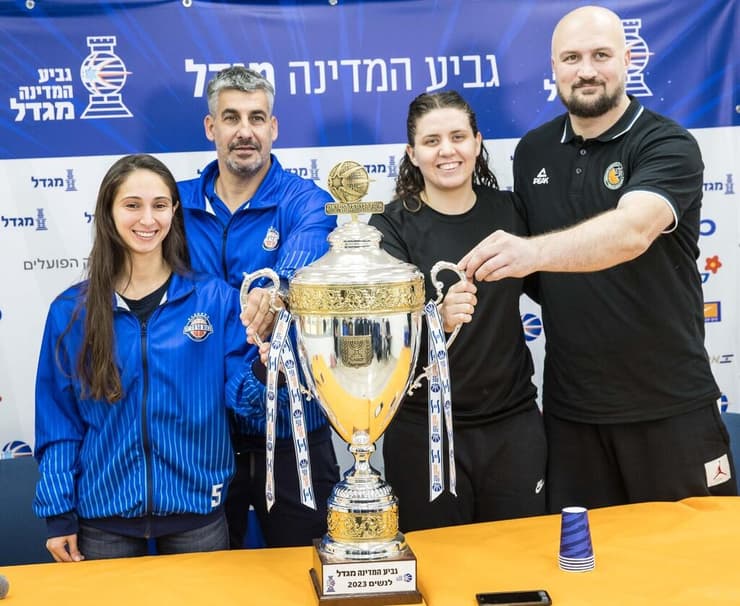 המאמנים והקפטניות של מכבי חיפה ובנות הרצליה עם הגביע