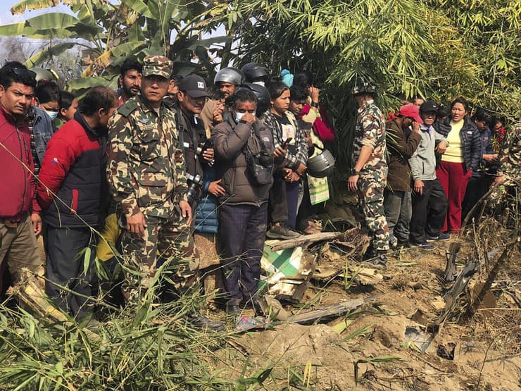 נפאל זירת התרסקות מטוס בדרך מ קטמנדו ל פוקרה 72 נוסעים עשרות הרוגים