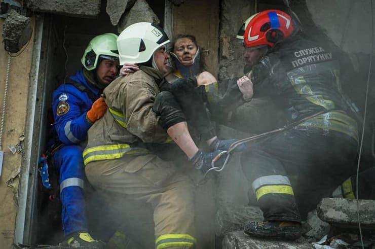 אוקראינה הפצצת בניין ב דניפרו על ידי רוסיה אישה מחולצת מההריסות יום אחרי ההפצצה