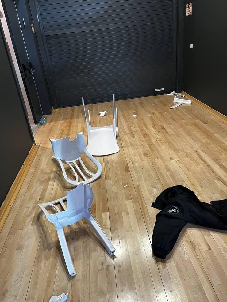 הכיסא ששבר אונואקו 