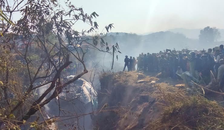 נפאל זירת התרסקות מטוס בדרך מ קטמנדו ל פוקרה 72 נוסעים עשרות הרוגים
