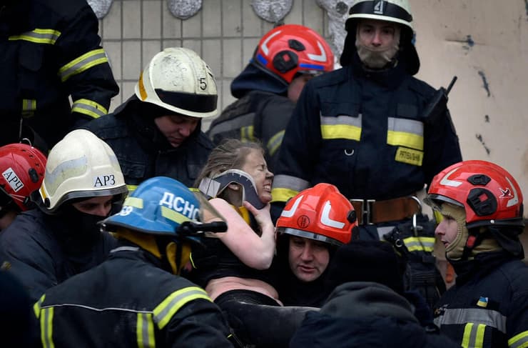 אוקראינה הפצצת בניין ב דניפרו על ידי רוסיה אישה מחולצת מההריסות יום אחרי ההפצצה