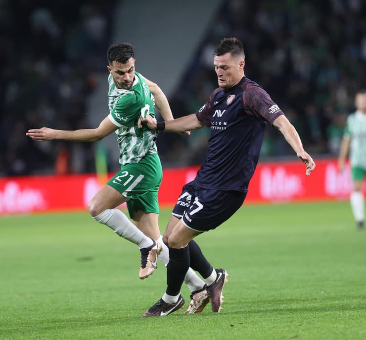 שחקן הפועל ירושלים אונדרז' באצ'ו מול שחקן מכבי חיפה דין דוד