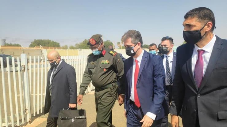 שר החוץ הנוכחי אלי כהן בביקור בסודן לפני שנתיים בעת תפקידו כשר המודיעין
