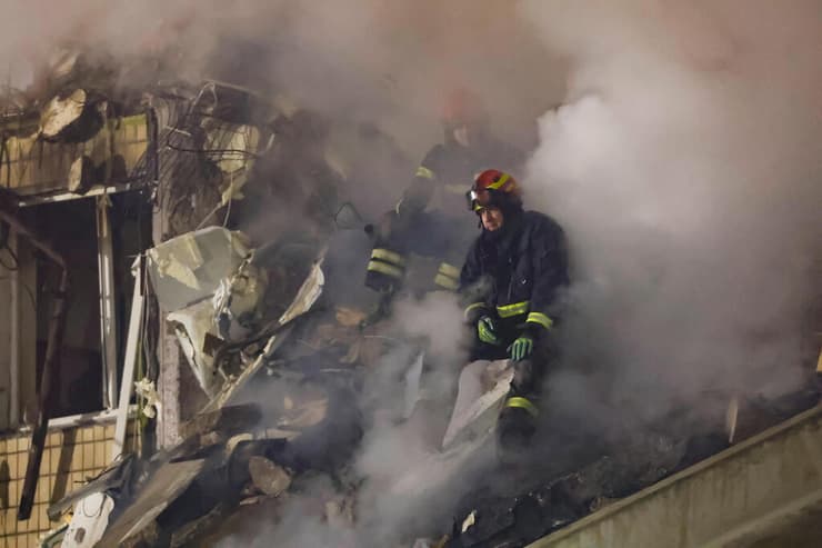 אוקראינה חיפושים חילוץ גופות הריסות בניין ש רוסיה הפציצה ב דניפרו