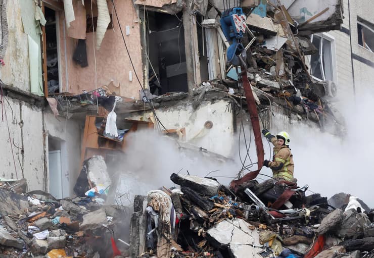 אוקראינה חיפושים חילוץ גופות הריסות בניין ש רוסיה הפציצה ב דניפרו