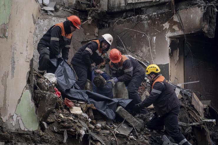 אוקראינה דניפרו חיפושים ב הריסות בניין הפצצה של רוסיה