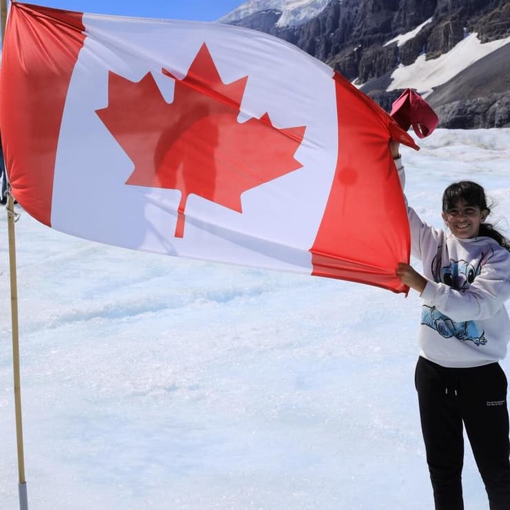 לומדים על העולם הגדול, נופר מניפה דגל קנדה, בסיום טיפוס על קרחון