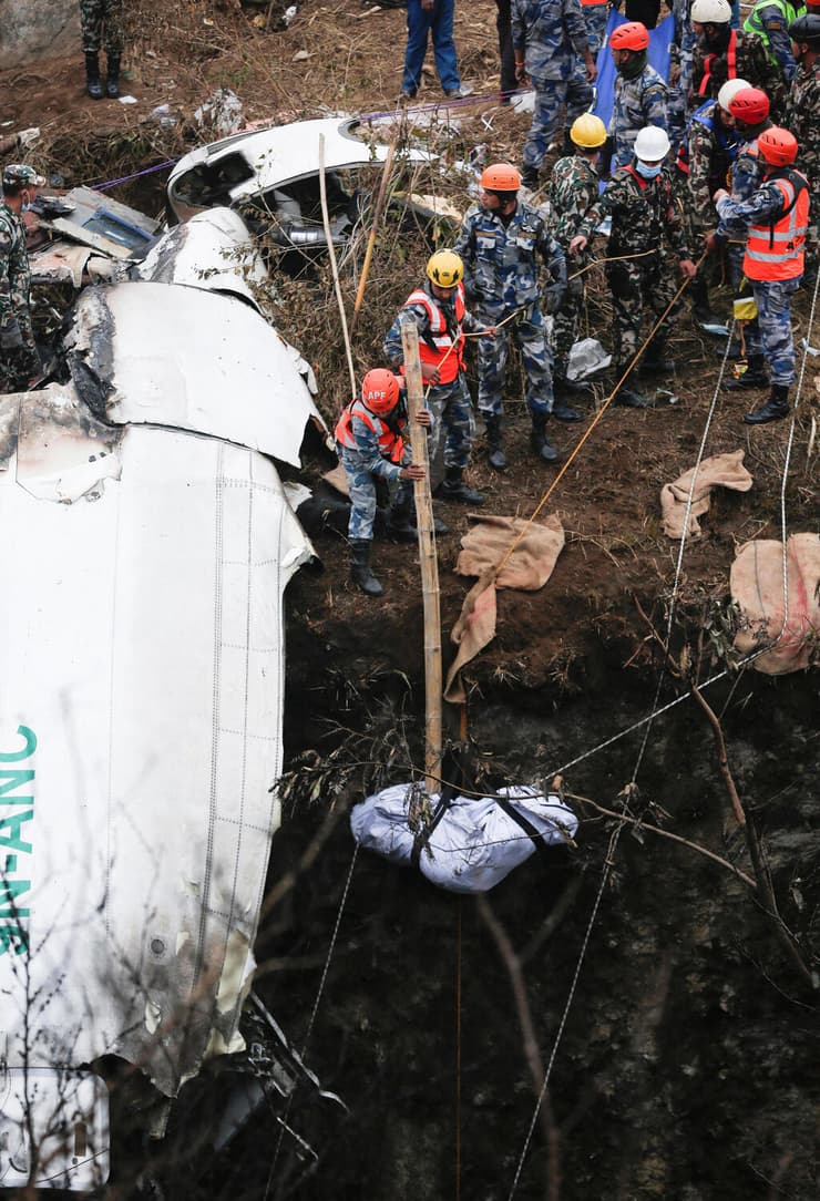 פעולות לאיתור גופות נספים ב התרסקות מטוס ב נפאל ליד העיירה פוקרה