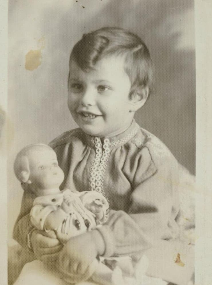 לורה שטרן מאיירפלד כילדה, עם הבובה אינגה שהצליחה לקחת מביתה בגרמניה