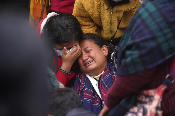 בני משפחות הרוגים התרסקות מטוס ב נפאל ליד בית חולים ב פוקרה שם מוחזקות הגופות