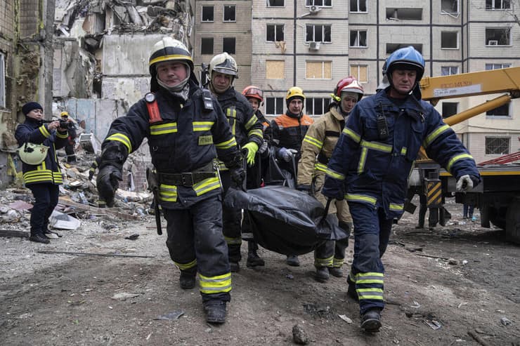 אוקראינה דניפרו חיפושים ב הריסות בניין הפצצה של רוסיה