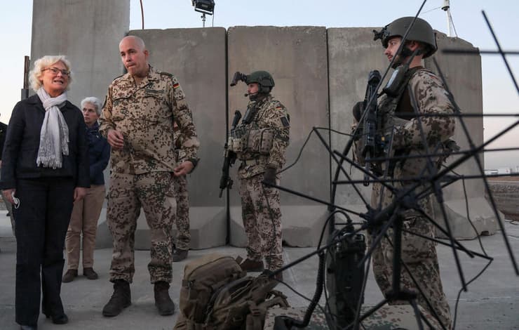 שרת ההגנה של גרמניה כריסטין למברכט עם חיילים גרמנים בעיראק