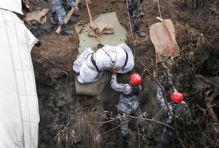 פעולות לאיתור גופות נספים ב התרסקות מטוס ב נפאל ליד העיירה פוקרה