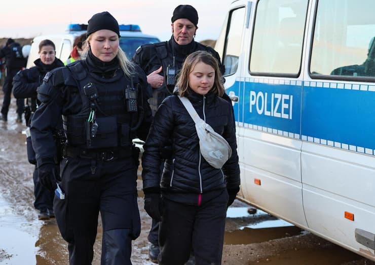גרטה טונברג עם שוטרים ליד ניידת