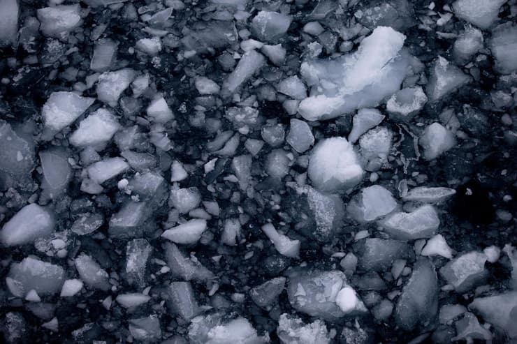 קרחונים צפים בים בלינגסהאוזן, כחלק מההמסה המואצת של הקרח בים זה