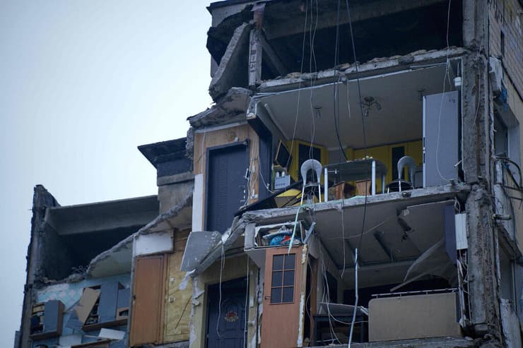 מטבח צהוב שנחשף בעקבות הפצצת בניין מגורים ב דניפרו אוקראינה מלחמה מול רוסיה