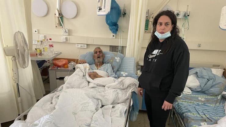 זיוה עם אביה שמאושפז בבית החולים קפלן
