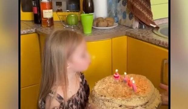 סרטון שצולם לאחרונה ובו נראית חגיגת יום הולדת באותו מטבח צהוב שנחשף ב הפצצה של בניין מגורים ב דניפרו אוקראינה מלחמה מול רוסיה