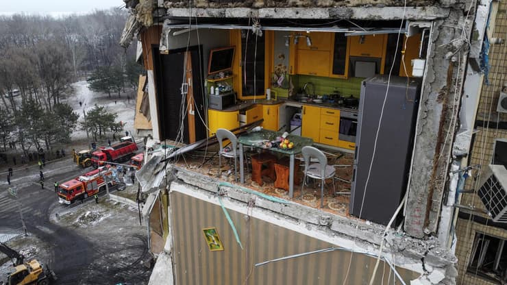 מטבח צהוב שנחשף בעקבות הפצצת בניין מגורים ב דניפרו אוקראינה מלחמה מול רוסיה