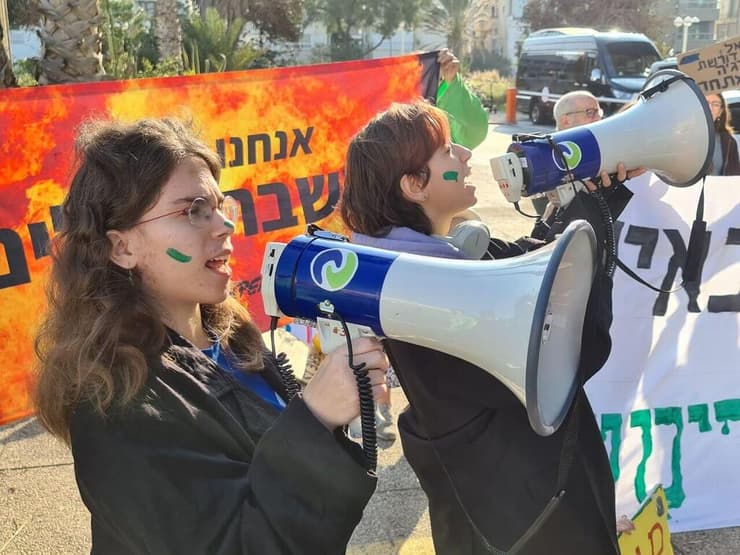 המפגינים מחוץ למלון בתל אביב