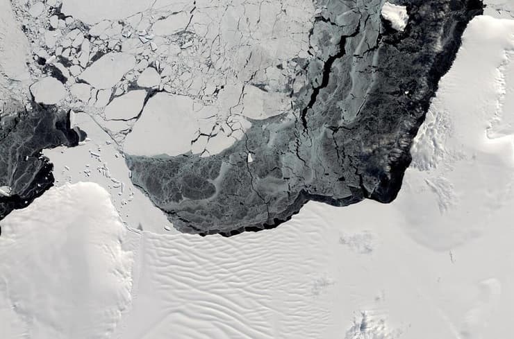 מדף הקרח גץ בים אמונדסן, בתמונה בה ניתן לראות את כמות הקרח שהתפרקה אל תוך המים 