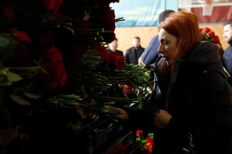 הלווייתו של מיכאילו קורנובסקי שנהרג ב הפצצה של בניין מגורים ב דניפרו אוקראינה מלחמה מול רוסיה