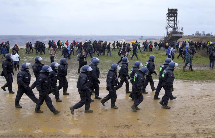 השוטרים ופעילי האקלים ליד המכרה