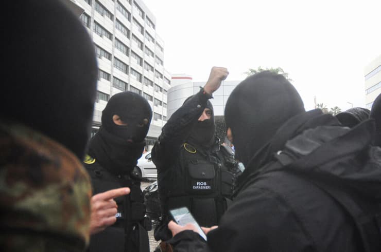 שוטרים ב איטליה במהלך מבצע מעצרו של בכיר המאפיה מאפיה ב סיציליה איטליה קוזה נוסטרה מתיאו מסינה דנארו 16 בינואר