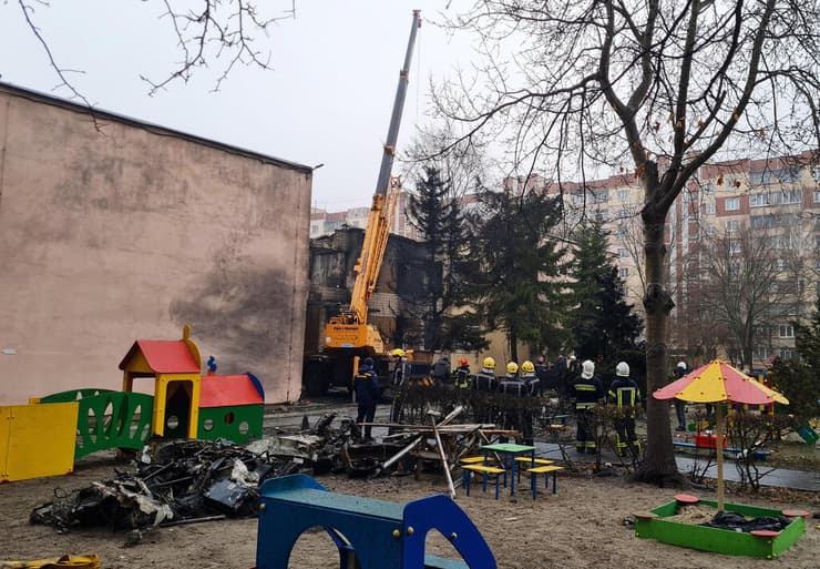 זירת התרסקות ה מסוק של שר הפנים האוקראיני בעיר ברובארי פרברי קייב