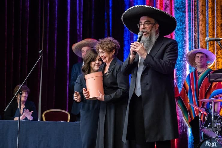הרבנית נחמה דינה (משמאל) עם הרב שלום בער קרינסקי
