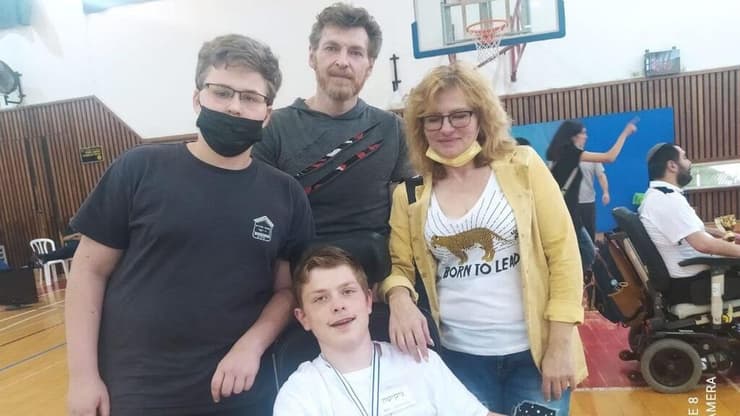 שחקן הבוצ'יה ניקיטה פרוקופנקו עם משפחתו