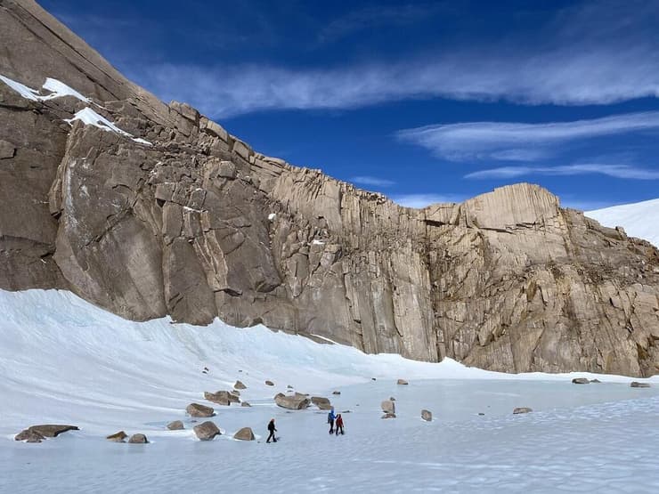 החוקרים מחפשים מטאוריטים באנטארקטיקה