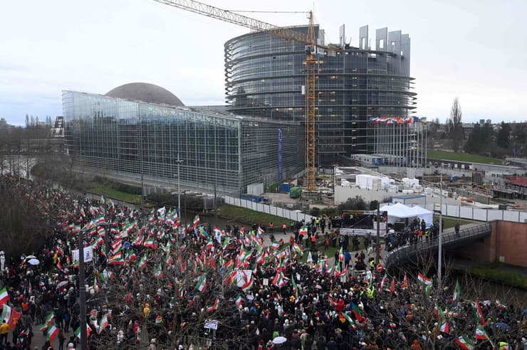 הפגנה של אנשי אופוזיציה איראנים גולים נגד איראן מול הפרלמנט של האיחוד האירופי ב שטרסבורג צרפת ב-16 בינואר
