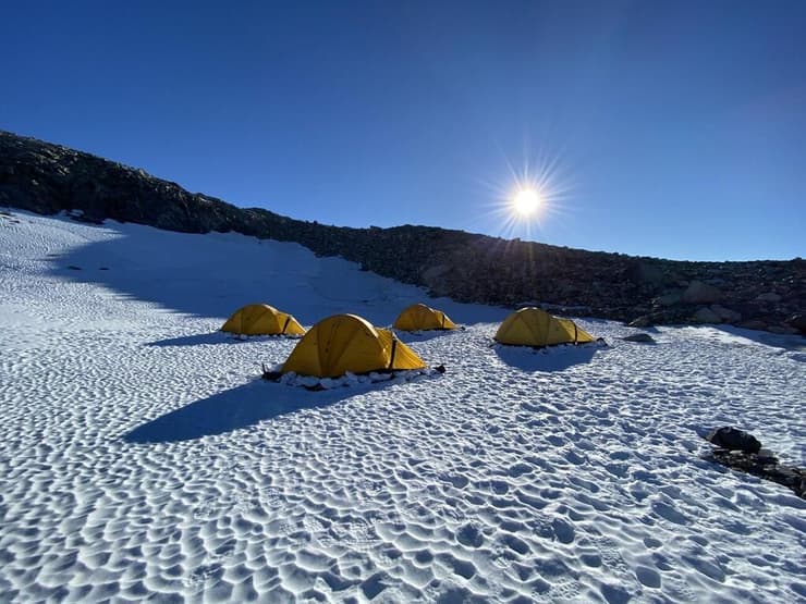 האוהלים בהם ישנו החוקרים שחיפשו מטאוריטים באנטארקטיקה