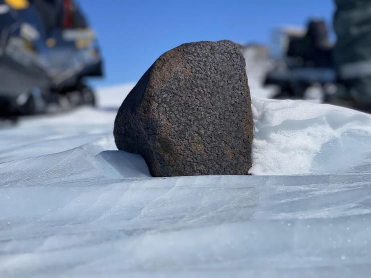 המטאוריט במשקל 7.6 ק"ג, אותו גילו החוקרים באנטארקטיקה
