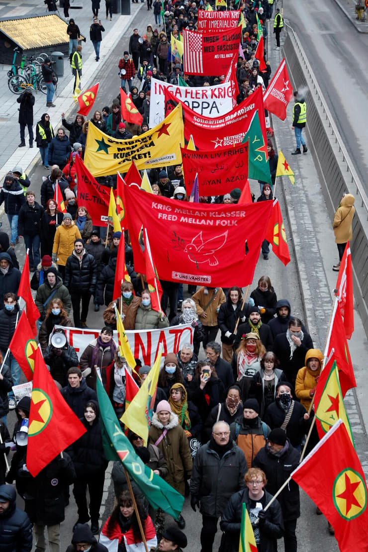מפגינים פרו כורדים ב הפגנה נגד טורקיה ונגד בקשת ההצטרפות של שבדיה ל נאט"ו ב שטוקהולם