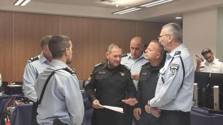 חפ"ק המשטרה בהכנה להפגנה בתל אביב