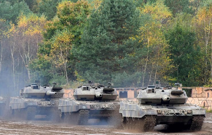 טנק טנקים מדגם לאופרד מתוצרת גרמנית בתרגיל ב גרמניה אוקטובר 2022