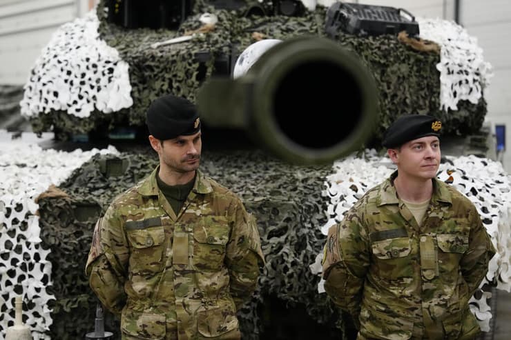 חיילים של בריטניה ליד טנק מדגם צ'לנג'ר-2 צ'לנג'ר ב אסטוניה 19 בינואר
