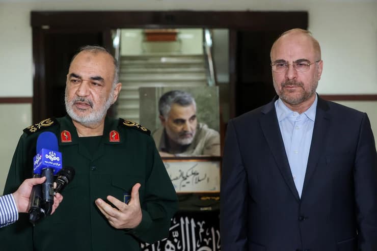 מפקד משמרות המהפכה של איראן גנרל חוסיין סלאמי עם יו"ר הפרלמנט 