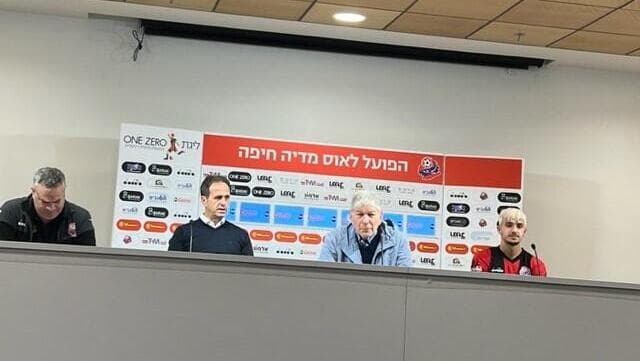 רוני לוי מאמן הפועל חיפה עם יואב כץ, גיא מזרחי