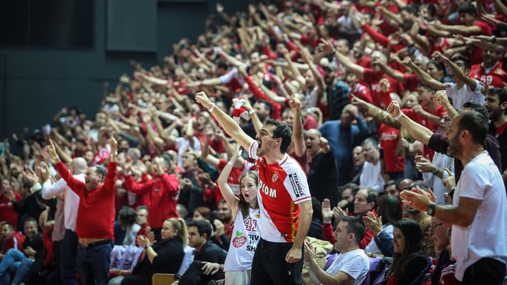 "אי מענה לזליגת קהל בין היציעים". אוהדי הפועל ת"א (צילום: עוז מועלם) אוהדי הפועל ת"א