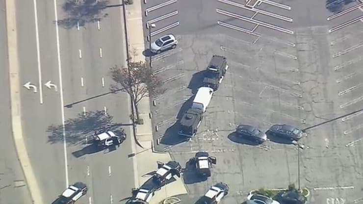 קליפורניה שוטרים מכתרים את רכב ה חשוד ב טבח ב מועדון