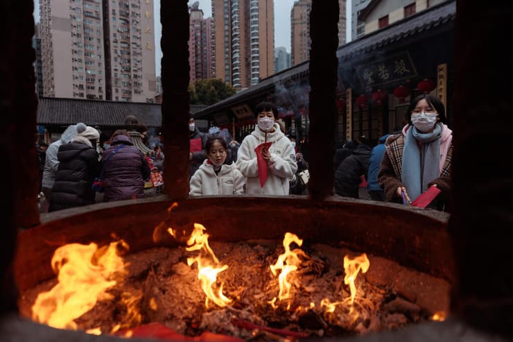 שנגחאי שורפים מקלות קטורת במקדש טאואיסטי ב סין חגיגות השנה הירחית החדשה שנת הארנב בצל מגפת הקורונה קורונה 