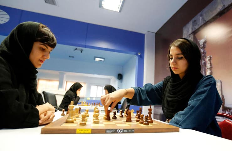 ה שחמטאית האיראנית שרה חאדם עם חיג'אב תחרות ב 2016 איראן טהרן