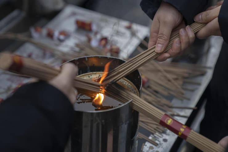 מתפללים במקדש הלאמה ב בייג'ינג סין חגיגות השנה הירחית החדשה שנת הארנב בצל מגפת הקורונה קורונה